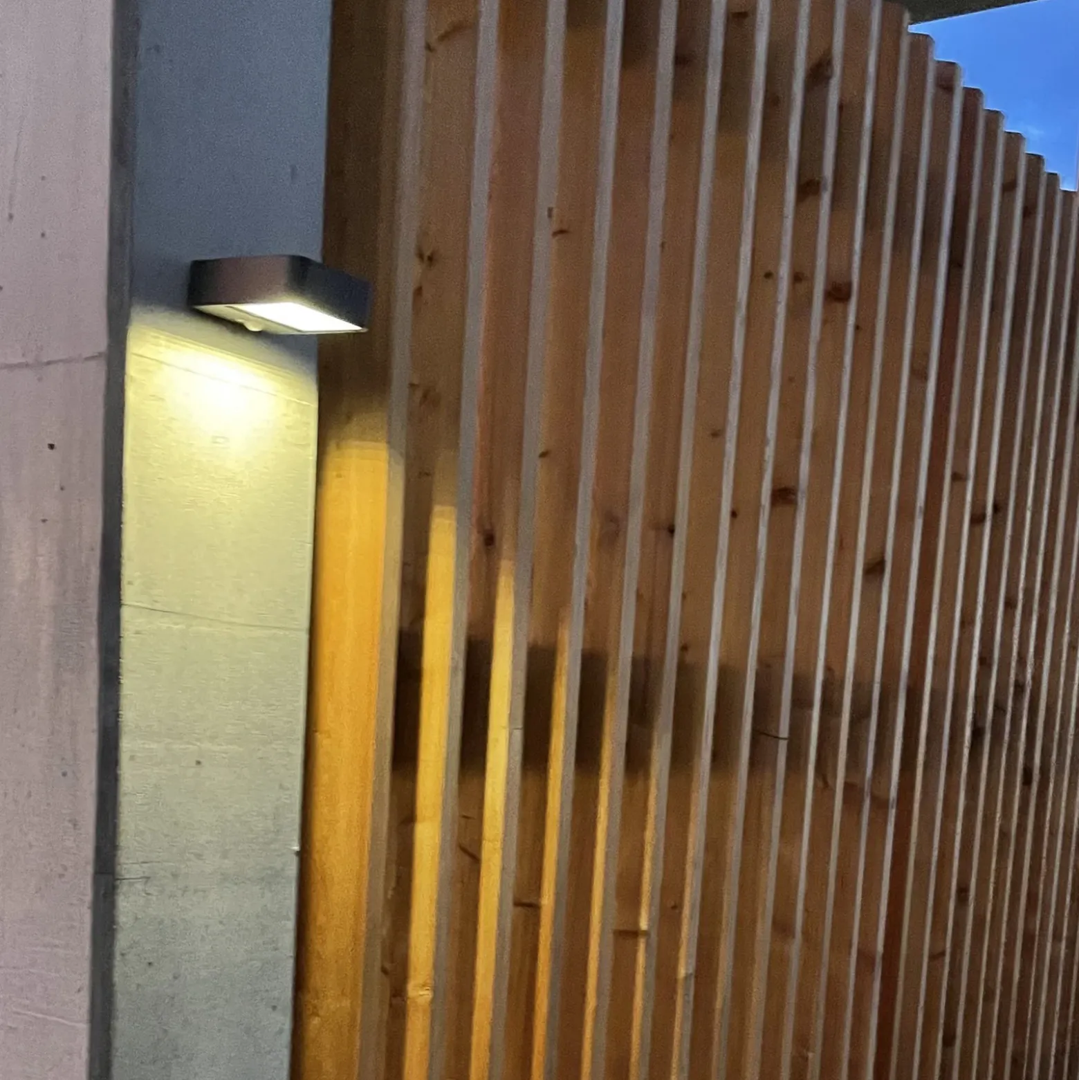 Lámpara solar LED de pared Megatron Wandia, sensor
