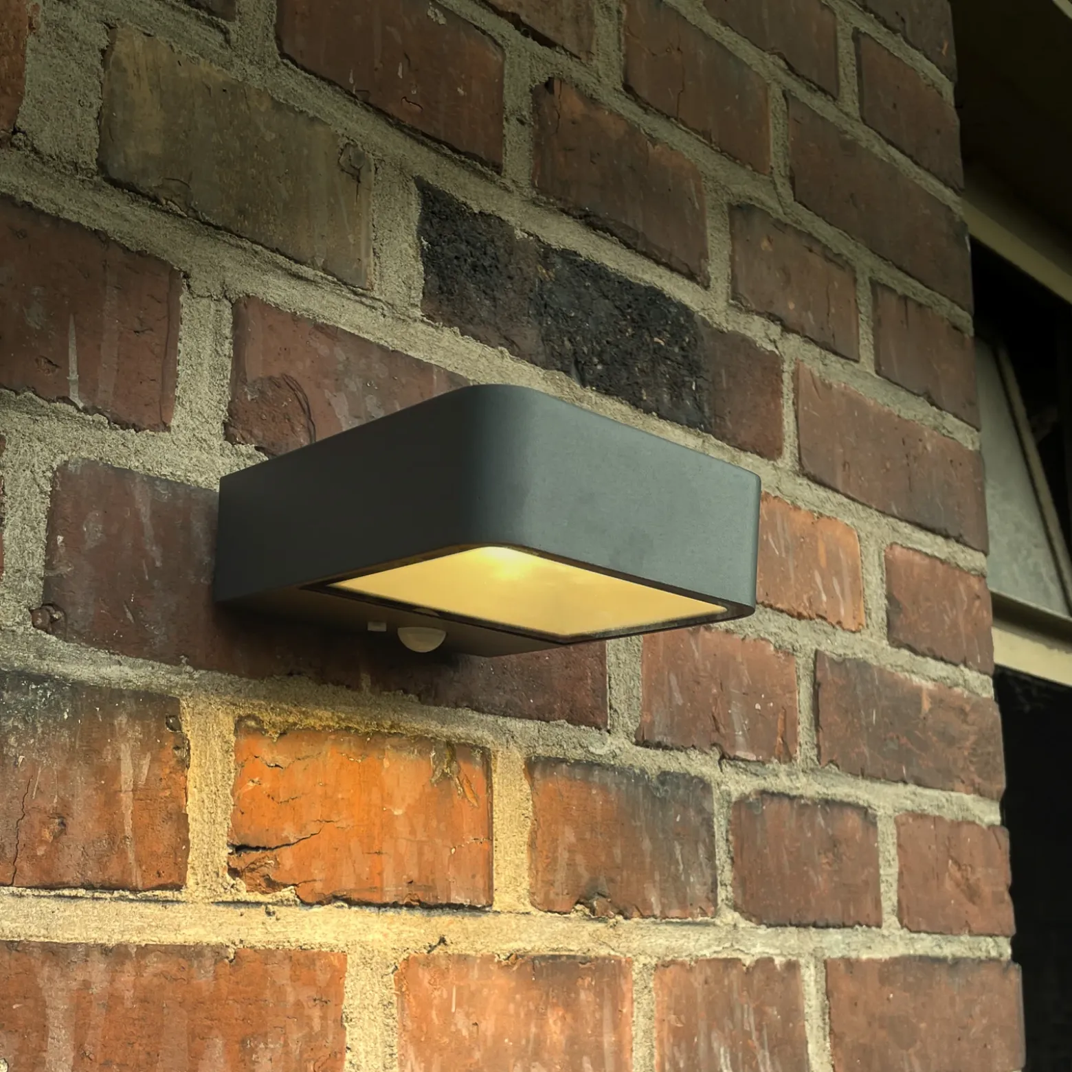 Lámpara solar LED de pared Megatron Wandia, sensor