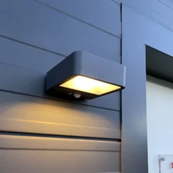 Lámpara solar LED de pared Megatron Wandia, sensor