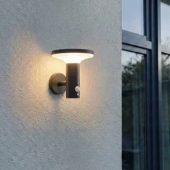 Lámpara solar LED de pared PRIOS Kalen, 17 cm, negra, con sensor