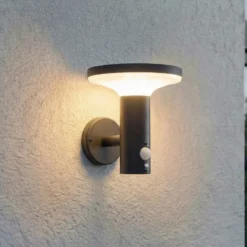Lámpara solar LED de pared PRIOS Kalen, 17 cm, negra, con sensor
