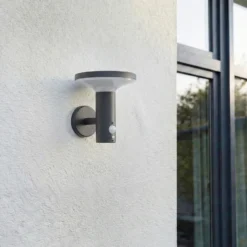 Lámpara solar LED de pared PRIOS Kalen, 17 cm, negra, con sensor