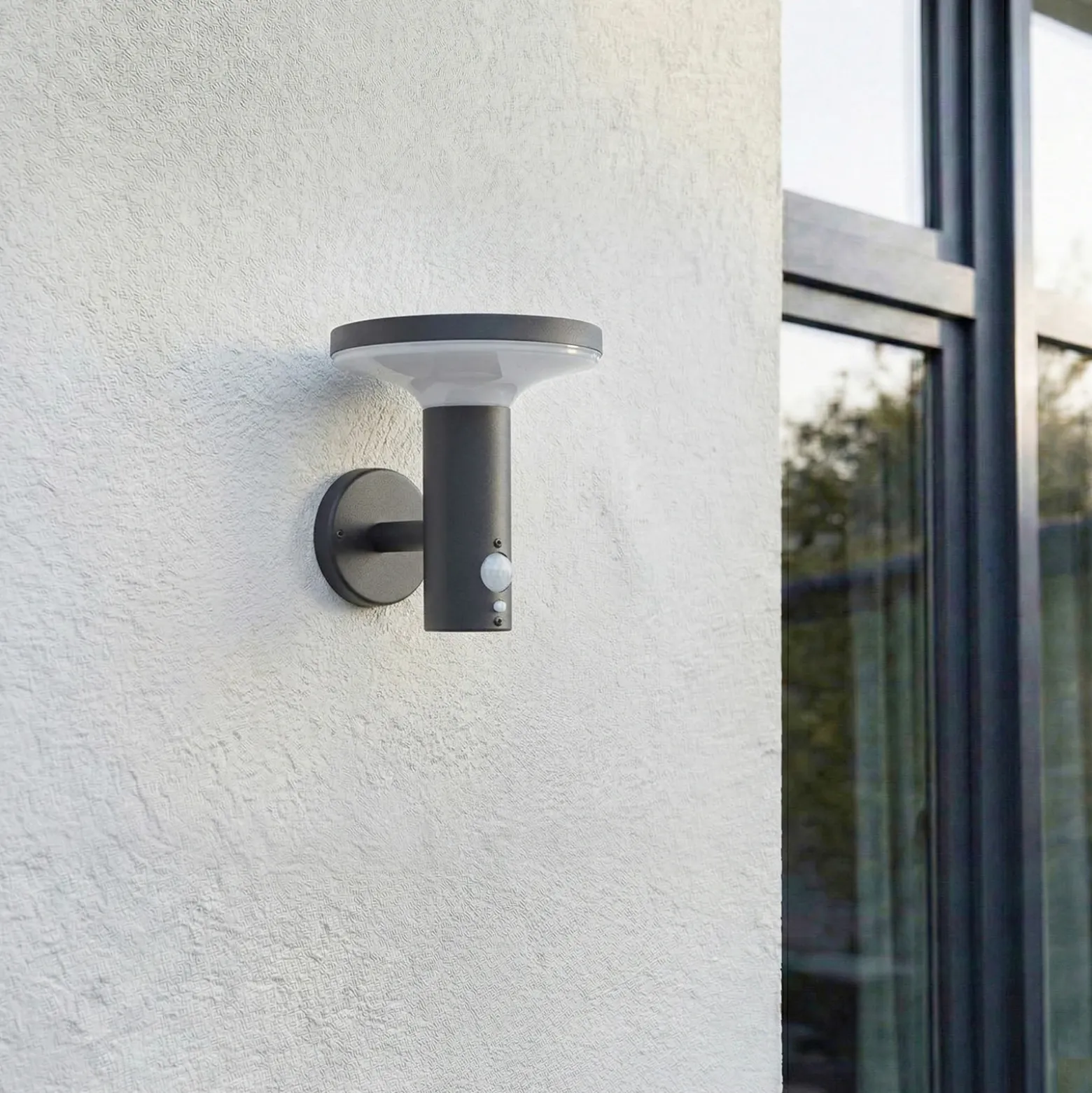 Lámpara solar LED de pared PRIOS Kalen, 17 cm, negra, con sensor