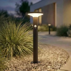 Lámpara solar LED de pie Kalen de PRIOS, negra, 50 cm, con sensor
