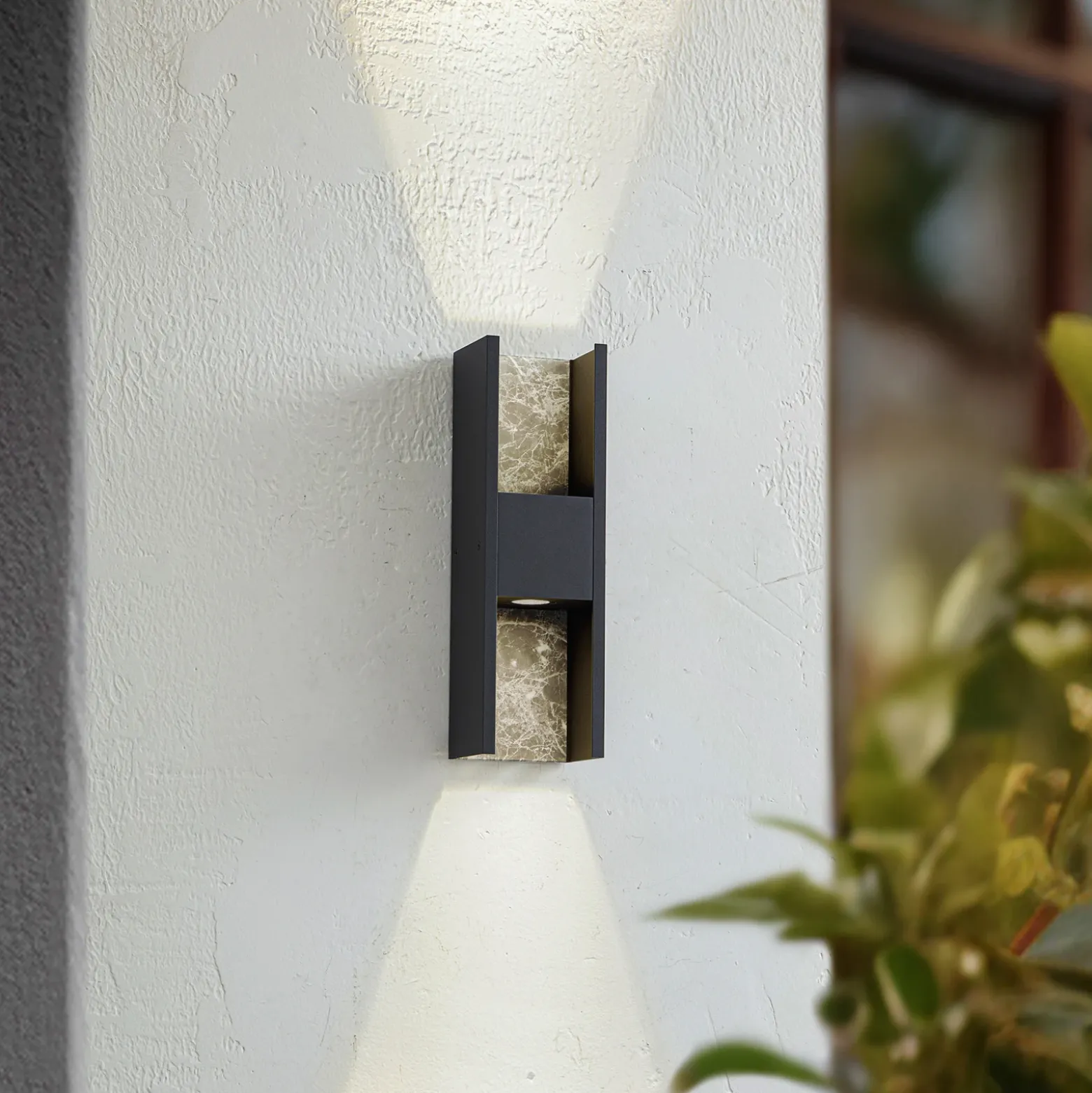 Lucande Aplique de exterior LED Lavrin, negro/mármol, aluminio