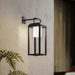 Lucande Aplique de pared LED Tilena, angular, negro, aluminio