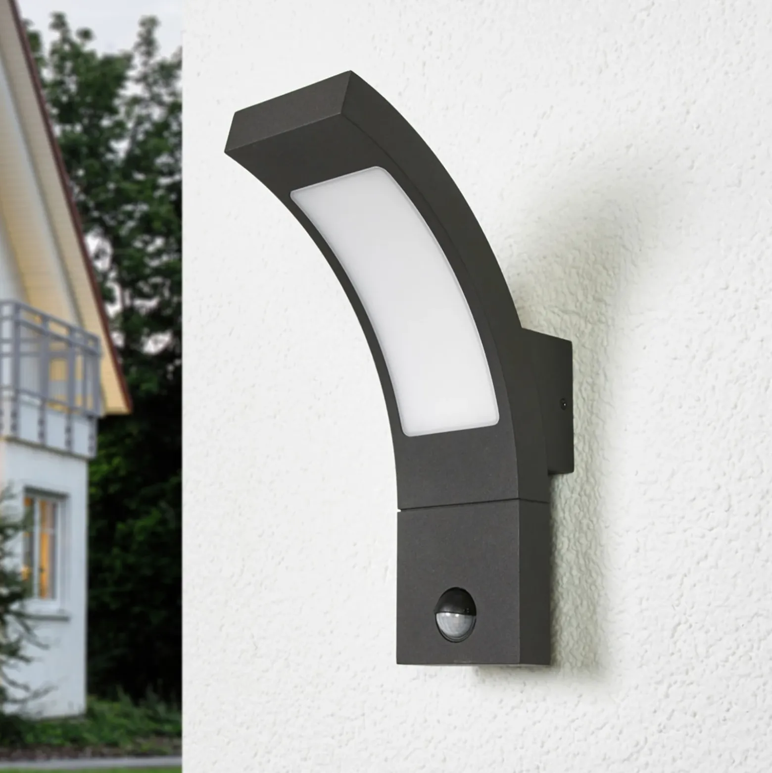 Lucande Aplique LED para exterior Juvia, sensor, 27 cm, gris, IP54
