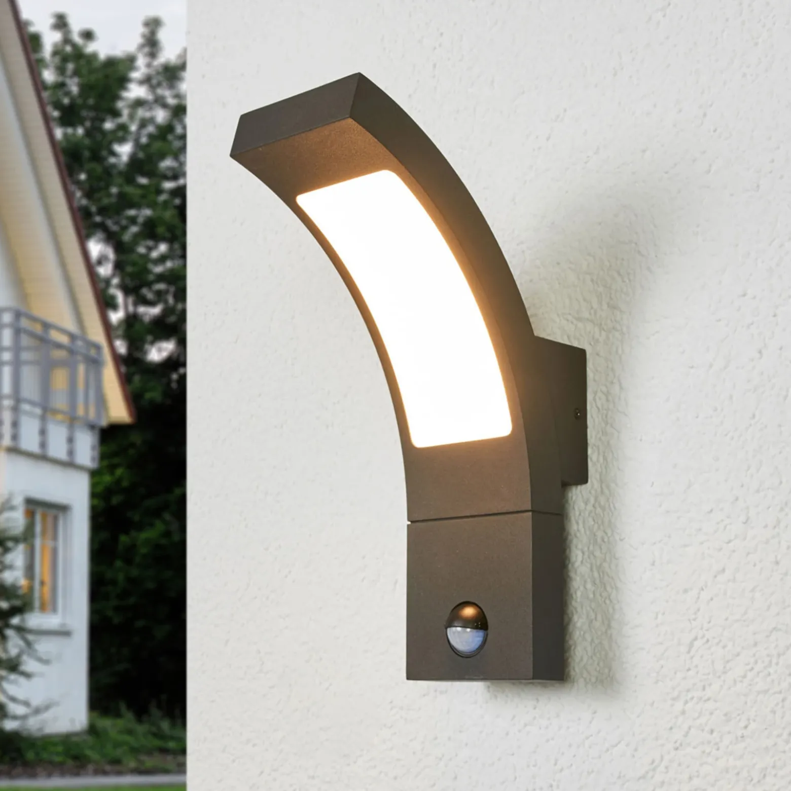 Lucande Aplique LED para exterior Juvia, sensor, 27 cm, gris, IP54