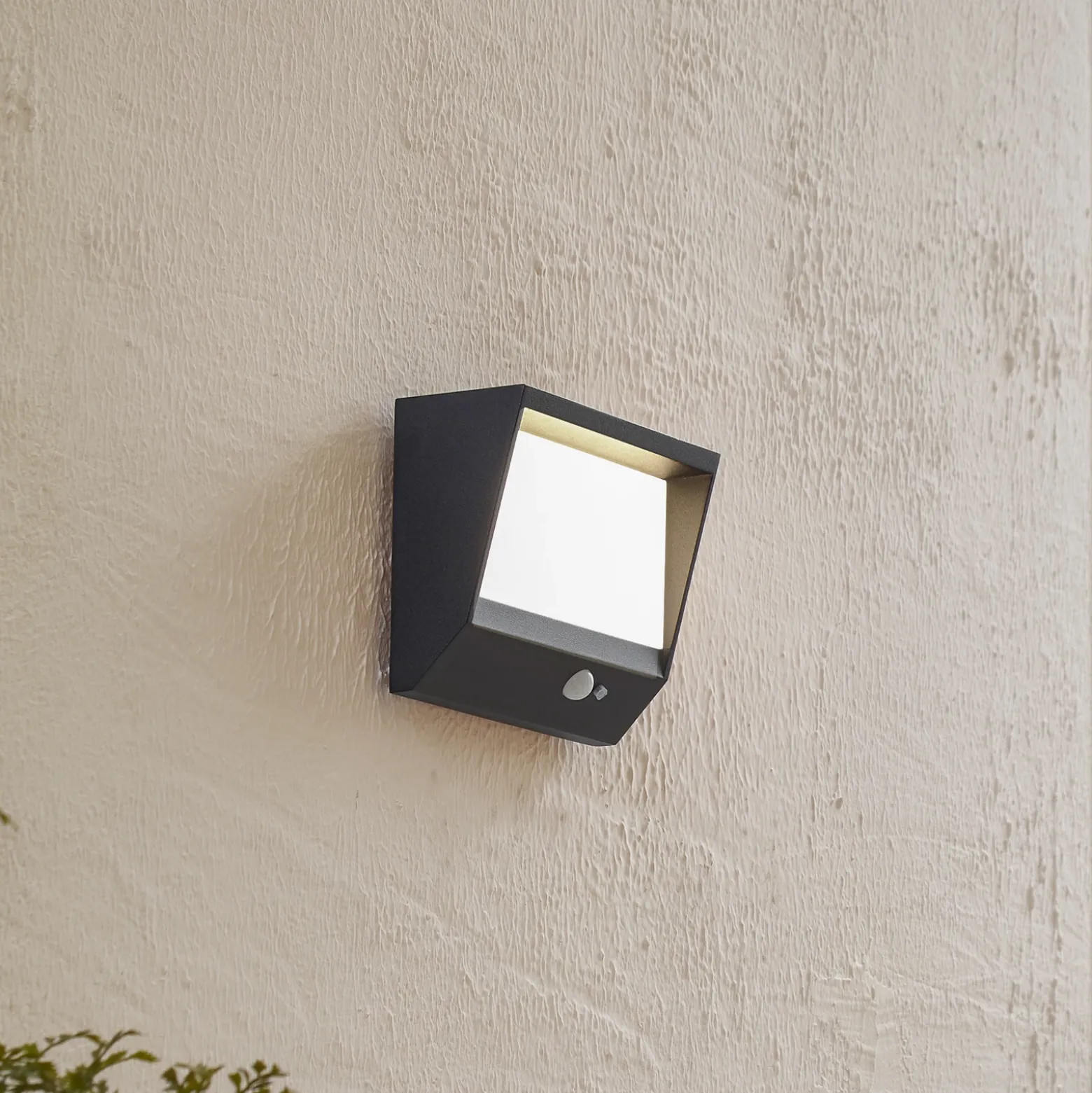 Lucande Aplique solar LED Dava, 14 cm de altura, aluminio, sensor