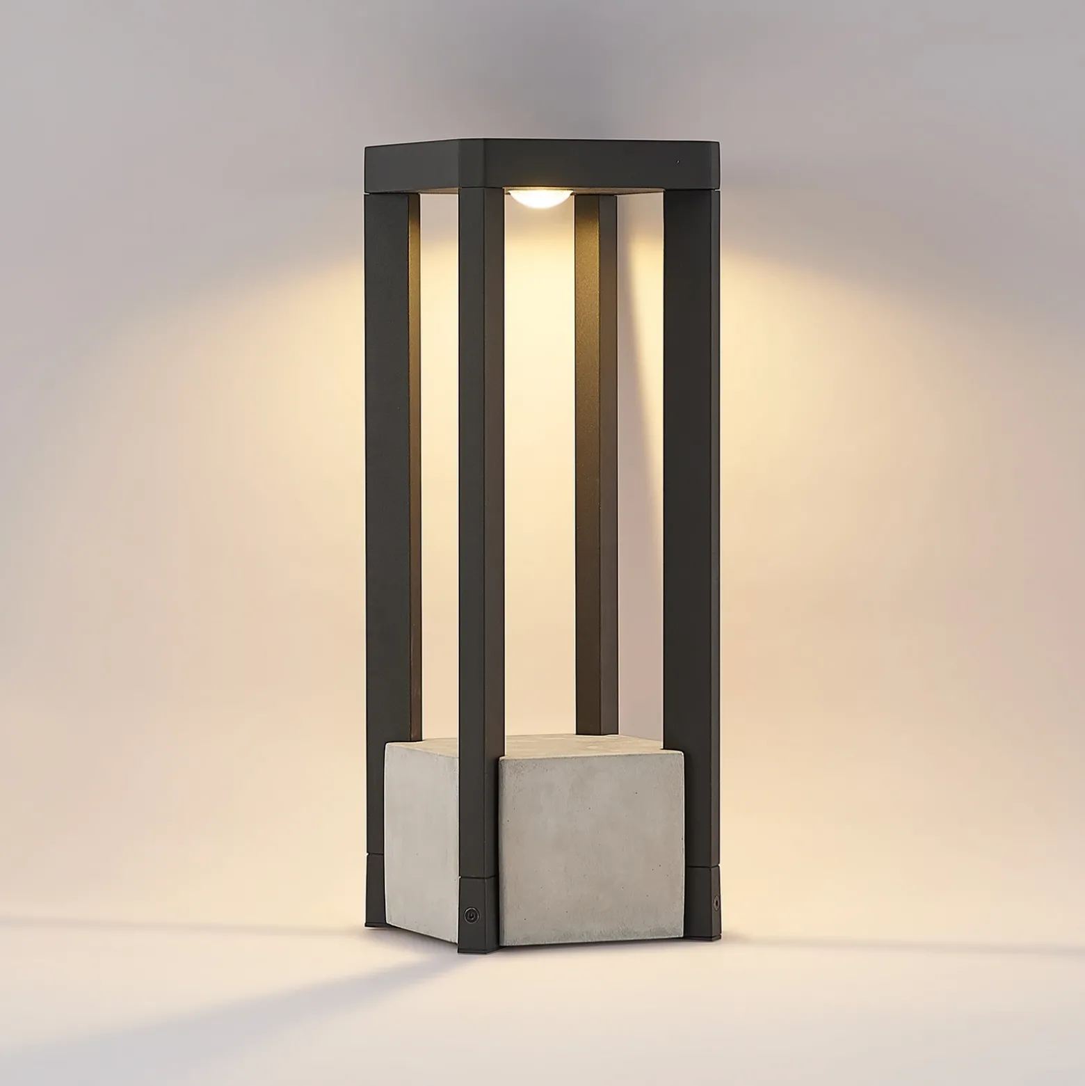 Lucande Baliza LED Kalisa, IP65, 42 cm, gris, metal