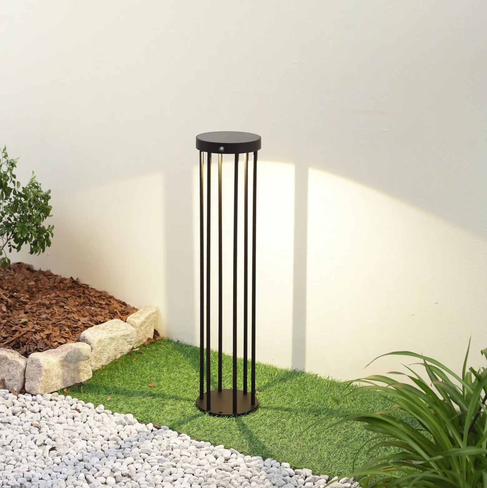 Lucande, bolardo luminoso LED solar, Evelis, negro, aluminio, sensor