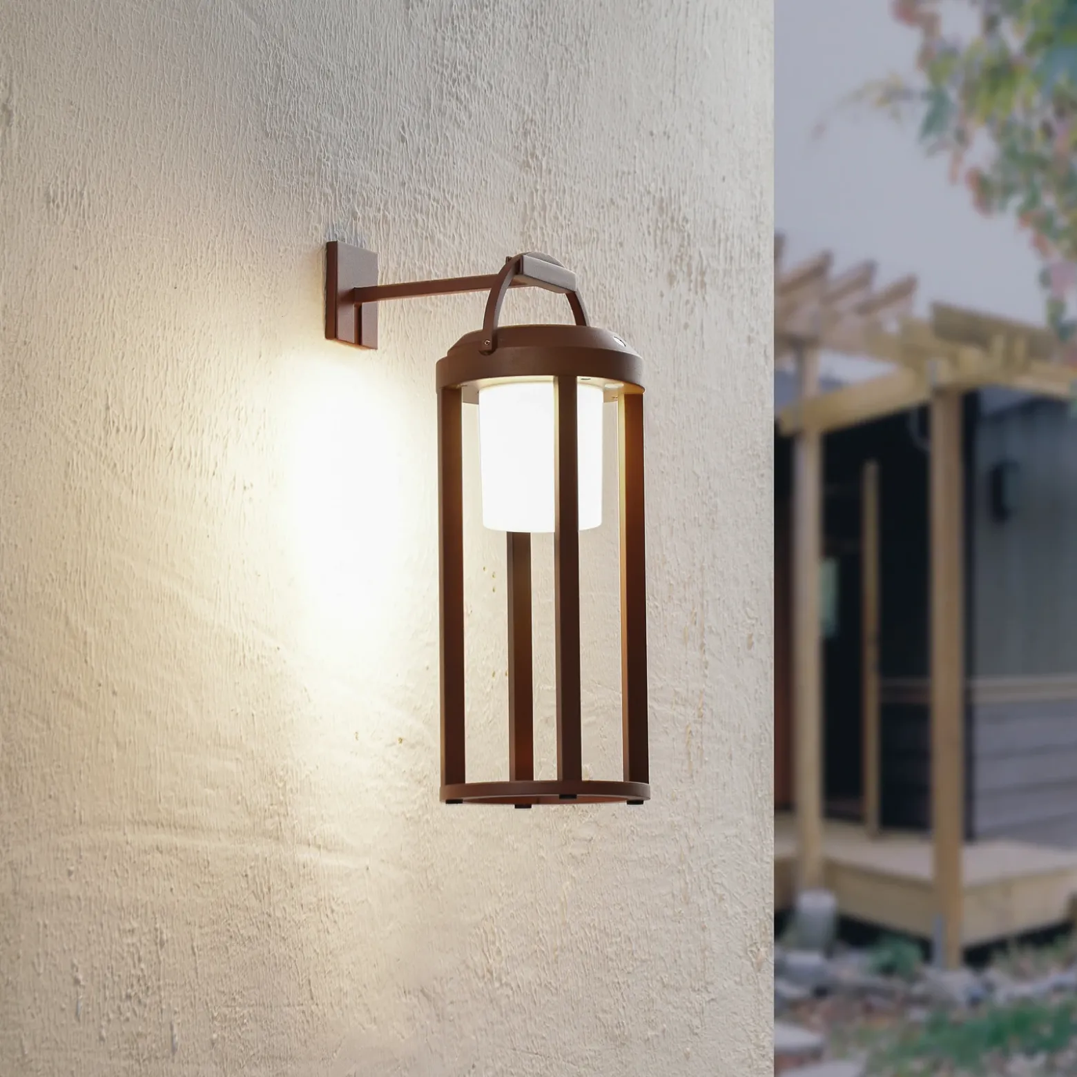 Lucande 2 en 1 Lámpara solar LED de pared Tilena, óxido, redonda, aluminio
