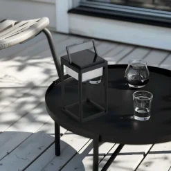 Lucande Lámpara de mesa solar LED Tilena, angular, negra, atenuable