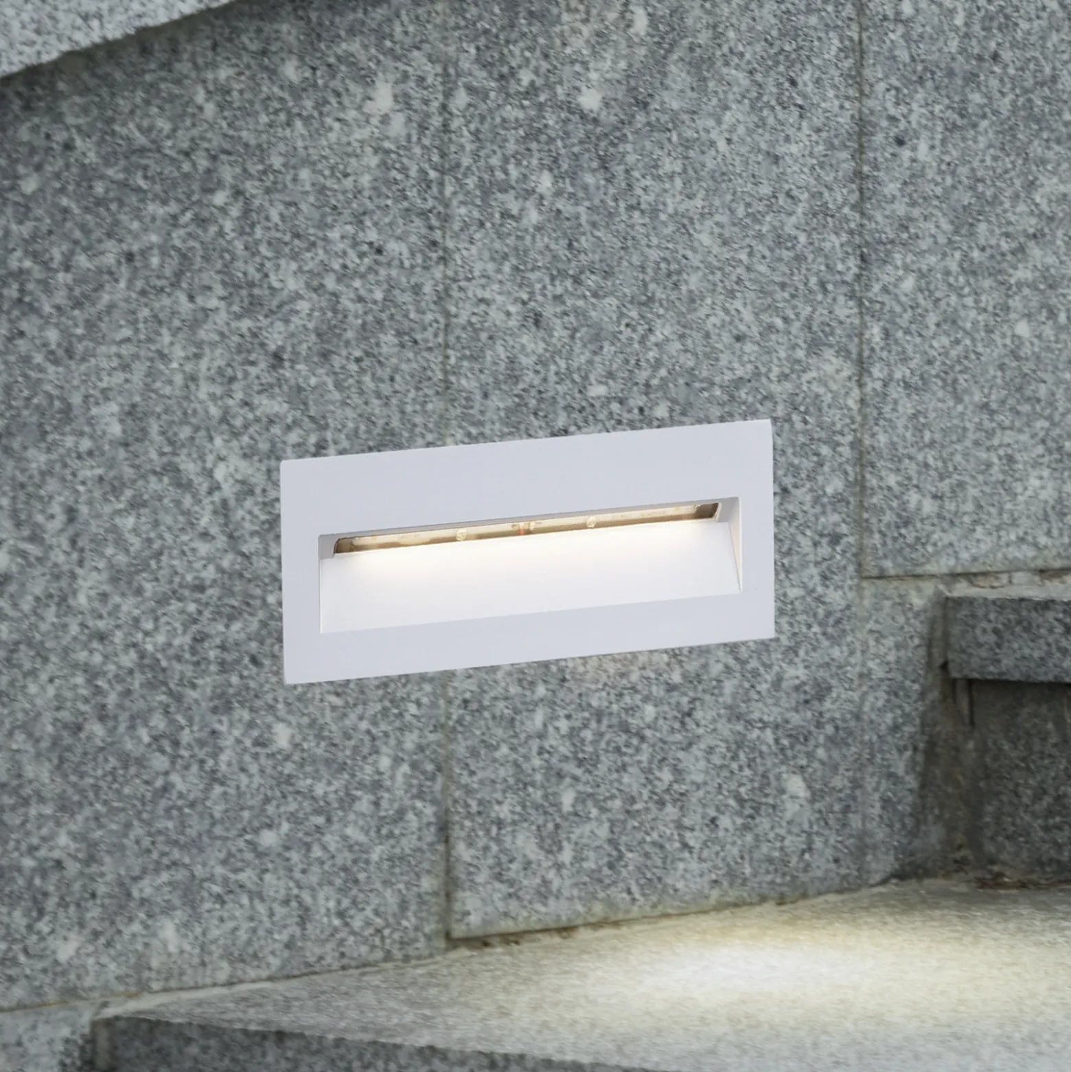 Lucande lámpara de pared LED empotrable Loya, 23 x 8 cm, blanca, IP54