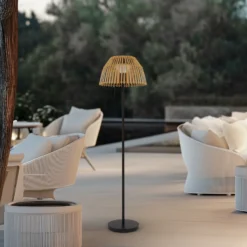 Lucande lámpara de pie LED solar Eligio, bambú, Ø 39 cm, RGB