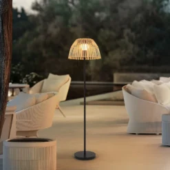 Lucande lámpara de pie LED solar Eligio, bambú, Ø 39 cm, RGB