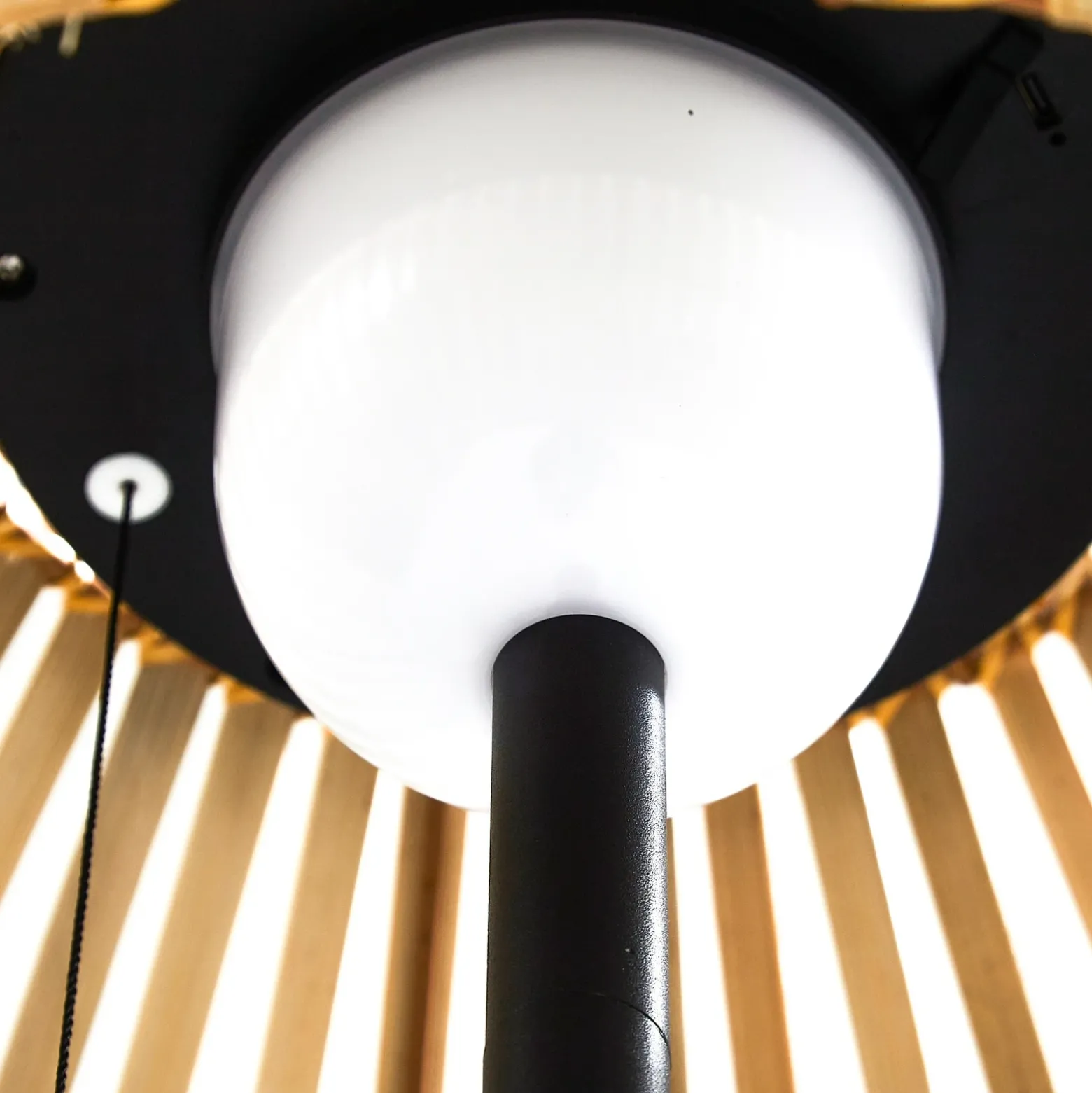 Lucande lámpara de pie LED solar Eligio, bambú, Ø 39 cm, RGB