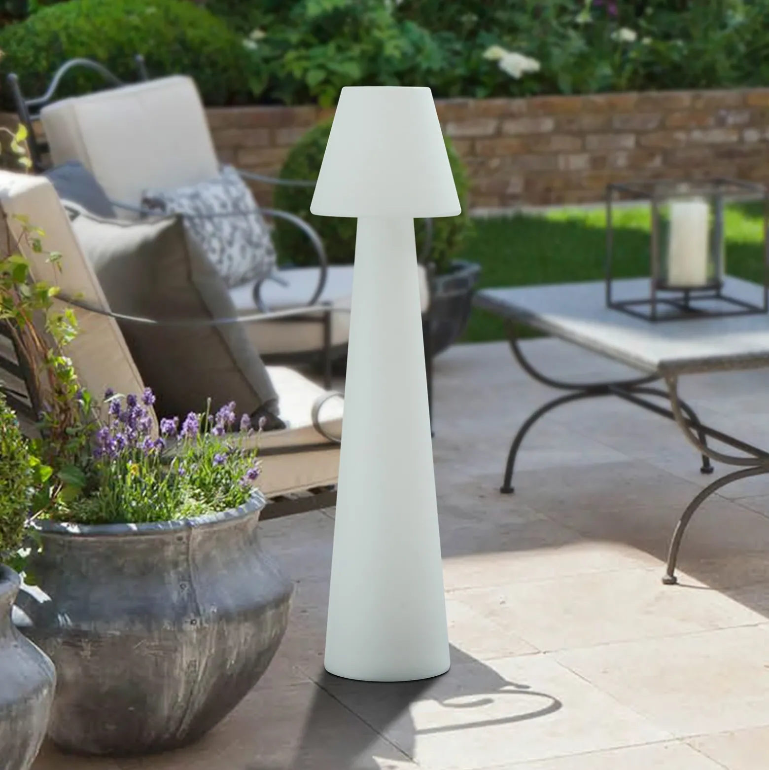 Lucande Lámpara de terraza Gauri, blanca, altura 107 cm, IP65