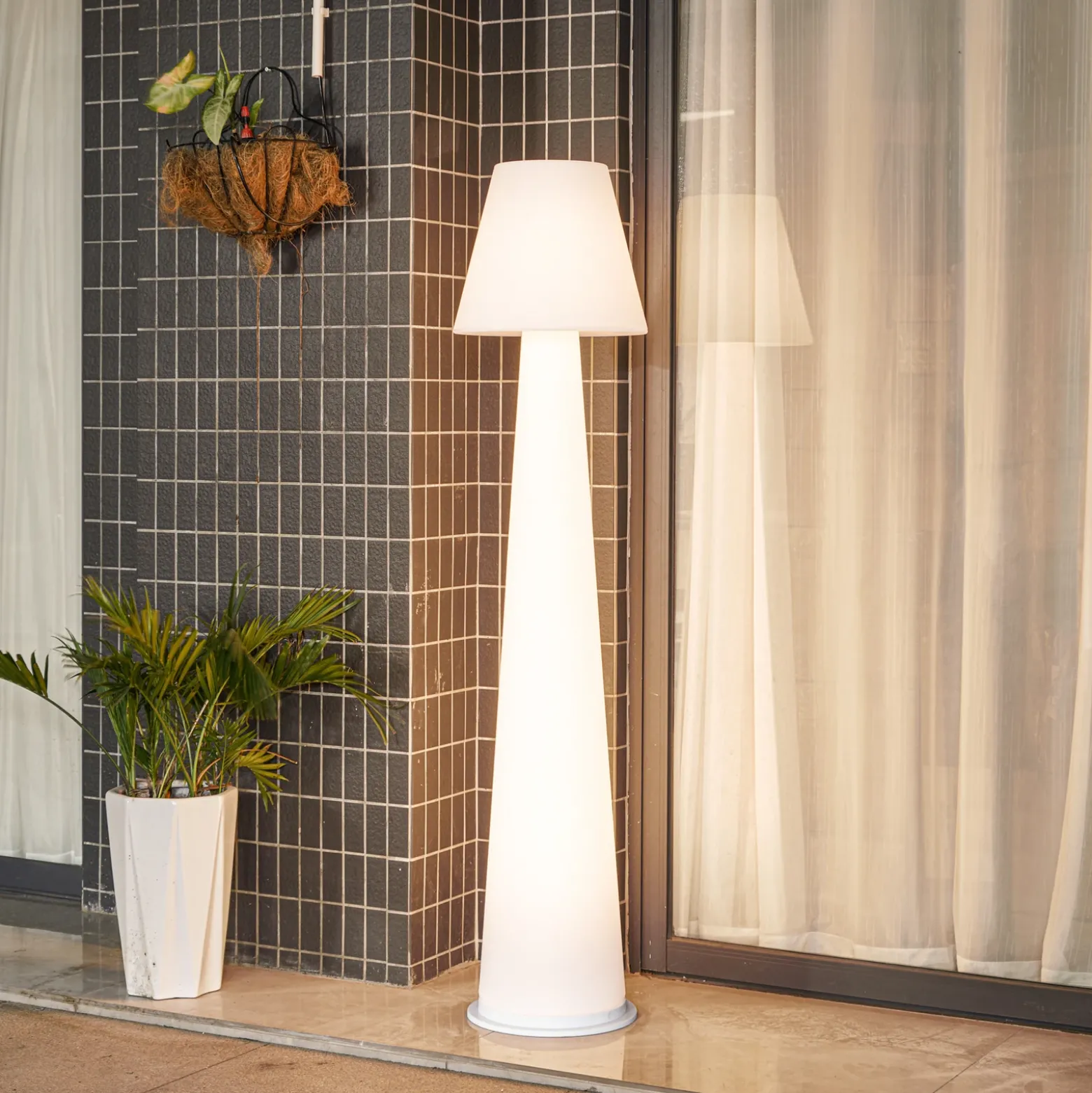 Lucande Lámpara LED para terraza con batería Gauri, blanca, 153 cm, IP44
