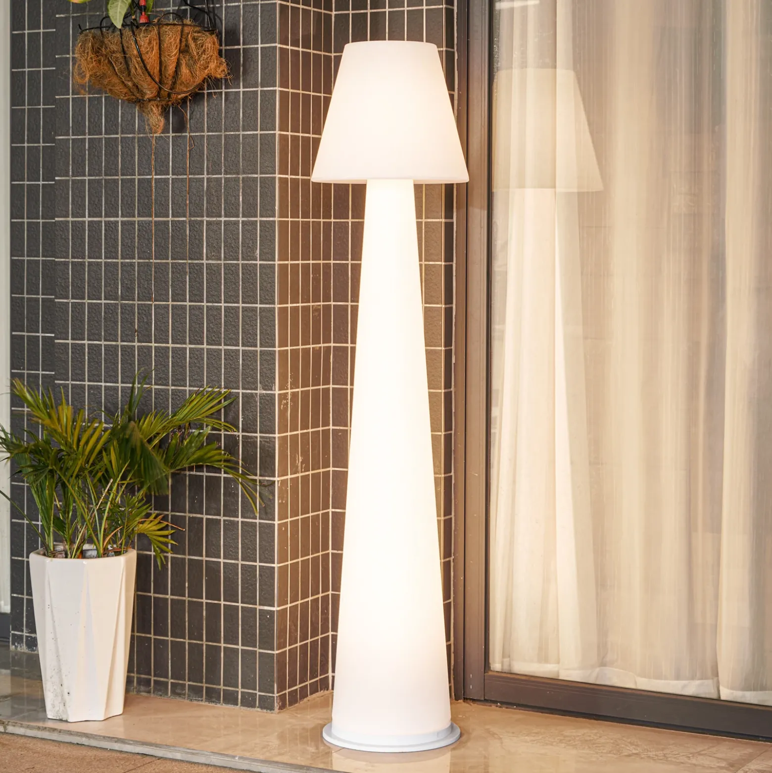 Lucande Lámpara LED para terraza con batería Gauri, blanca, 153 cm, IP44