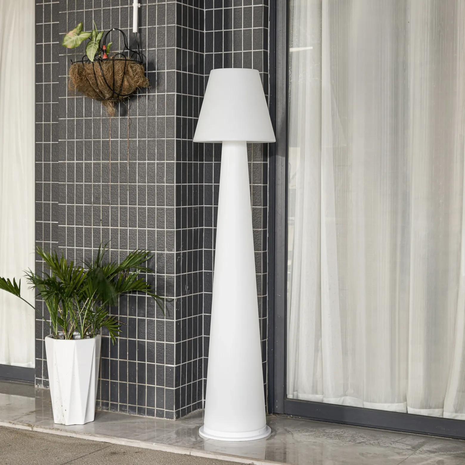 Lucande Lámpara LED para terraza con batería Gauri, blanca, 153 cm, IP44