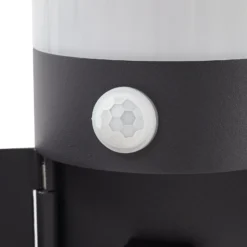 Lucande Lámpara sobremuro Corban, gris, sensor, enchufes, IP44