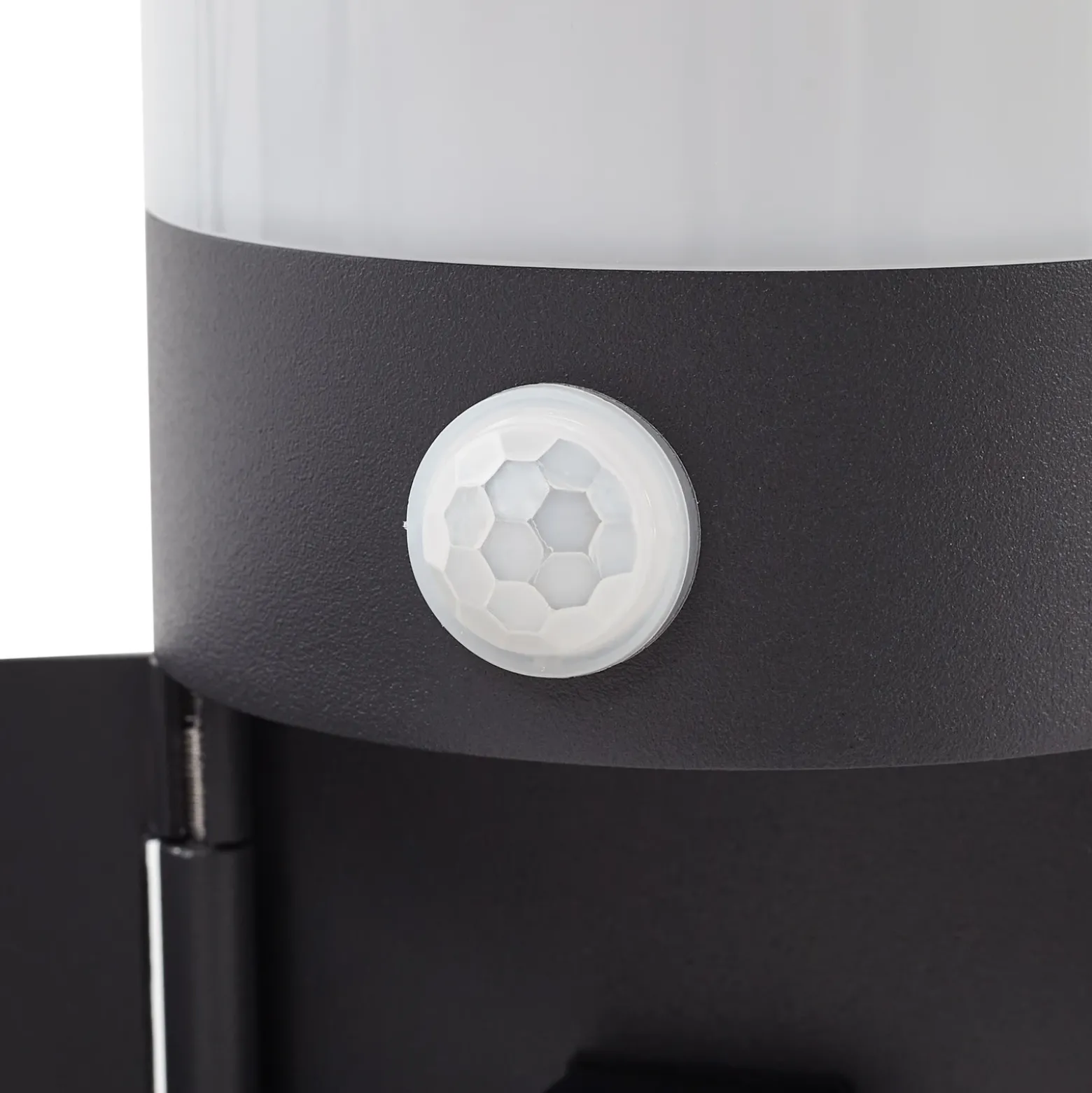 Lucande Lámpara sobremuro Corban, gris, sensor, enchufes, IP44