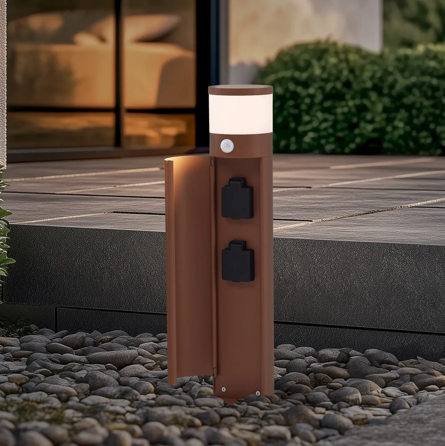 Lucande Lámpara sobremuro Corban, óxido, sensor, enchufes, IP44