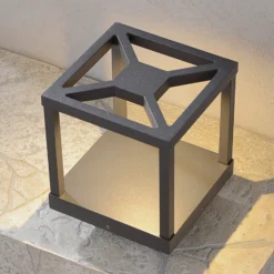Lucande Lámpara sobremuro LED Lealan, negra, metal, 23 cm, IP54