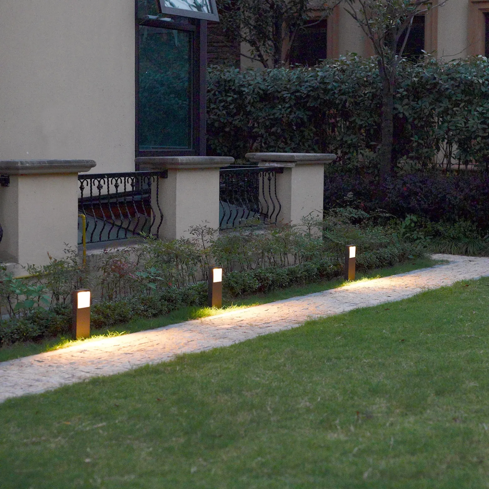 Lucande Lámpara sobremuro LED Leya, 35 cm, antracita, metal, IP54