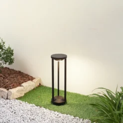 Lucande, lámpara solar LED para caminos Nilea, Ø 16 cm, negra, sensor