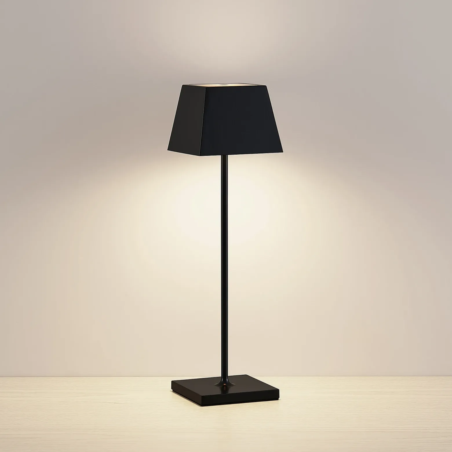 Lucande Patini lámpara de mesa LED exterior, negro