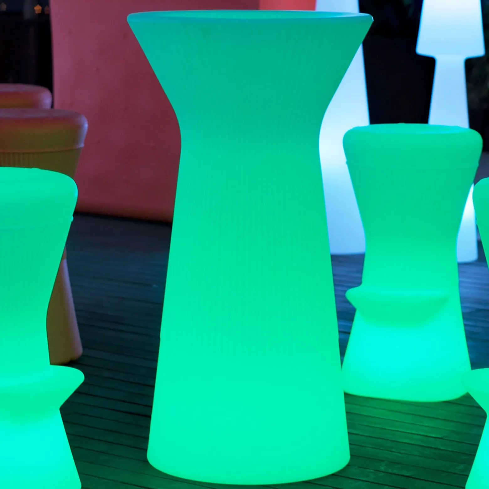 Mesa de bar a pilas Newgarden Capri LED, RGBW, 110 cm de altura, blanca