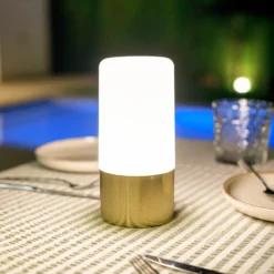 Newgarden Lámpara de mesa LED recargable Maia color latón IP54 RGBW