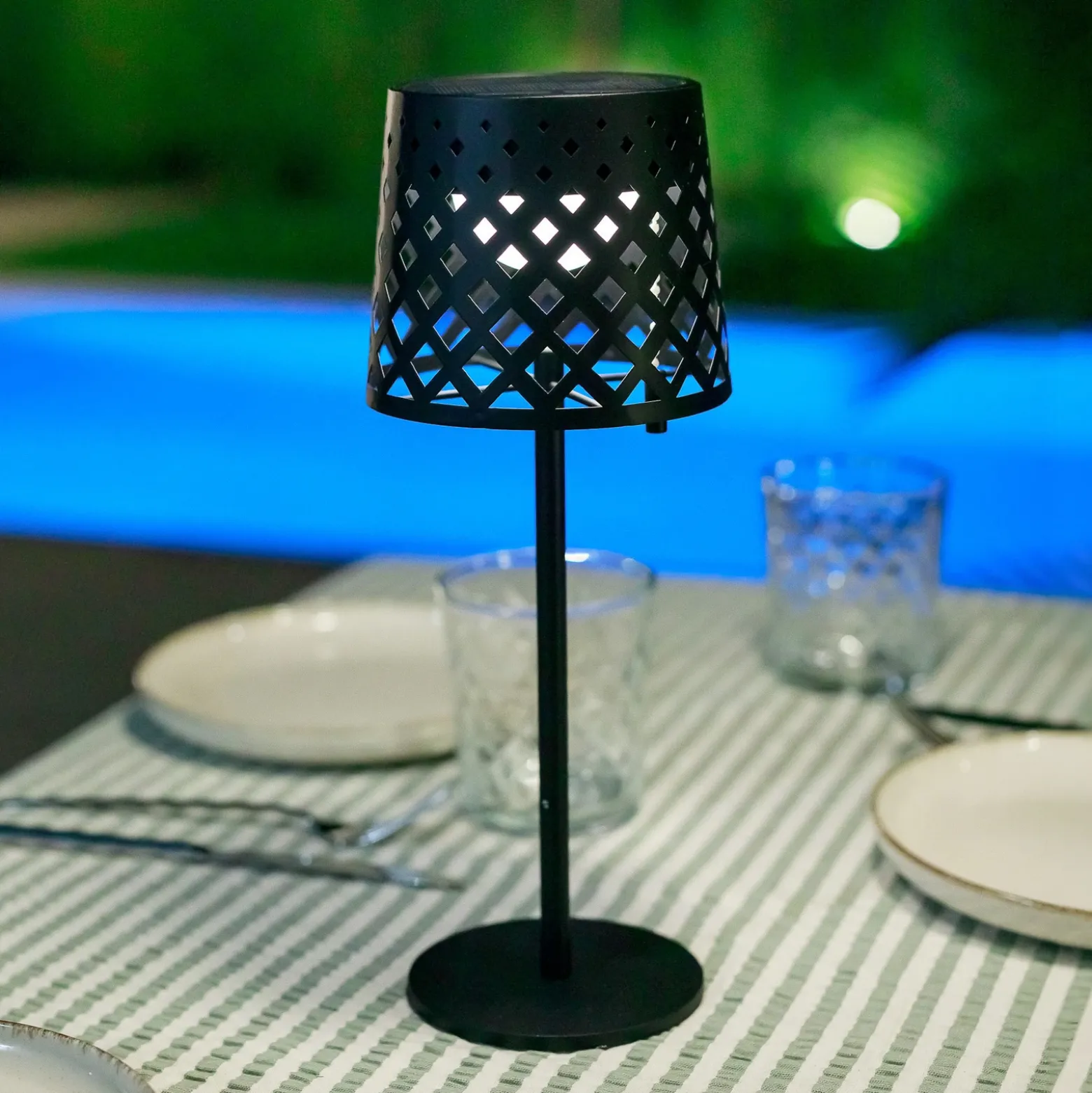 Newgarden Lámpara de mesa LED solar Gretita, negra, metal