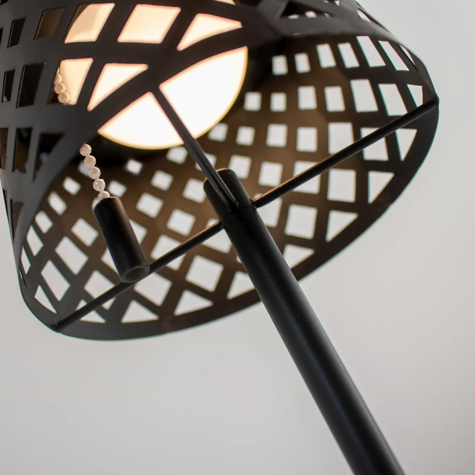 Newgarden Lámpara de mesa LED solar Gretita, negra, metal
