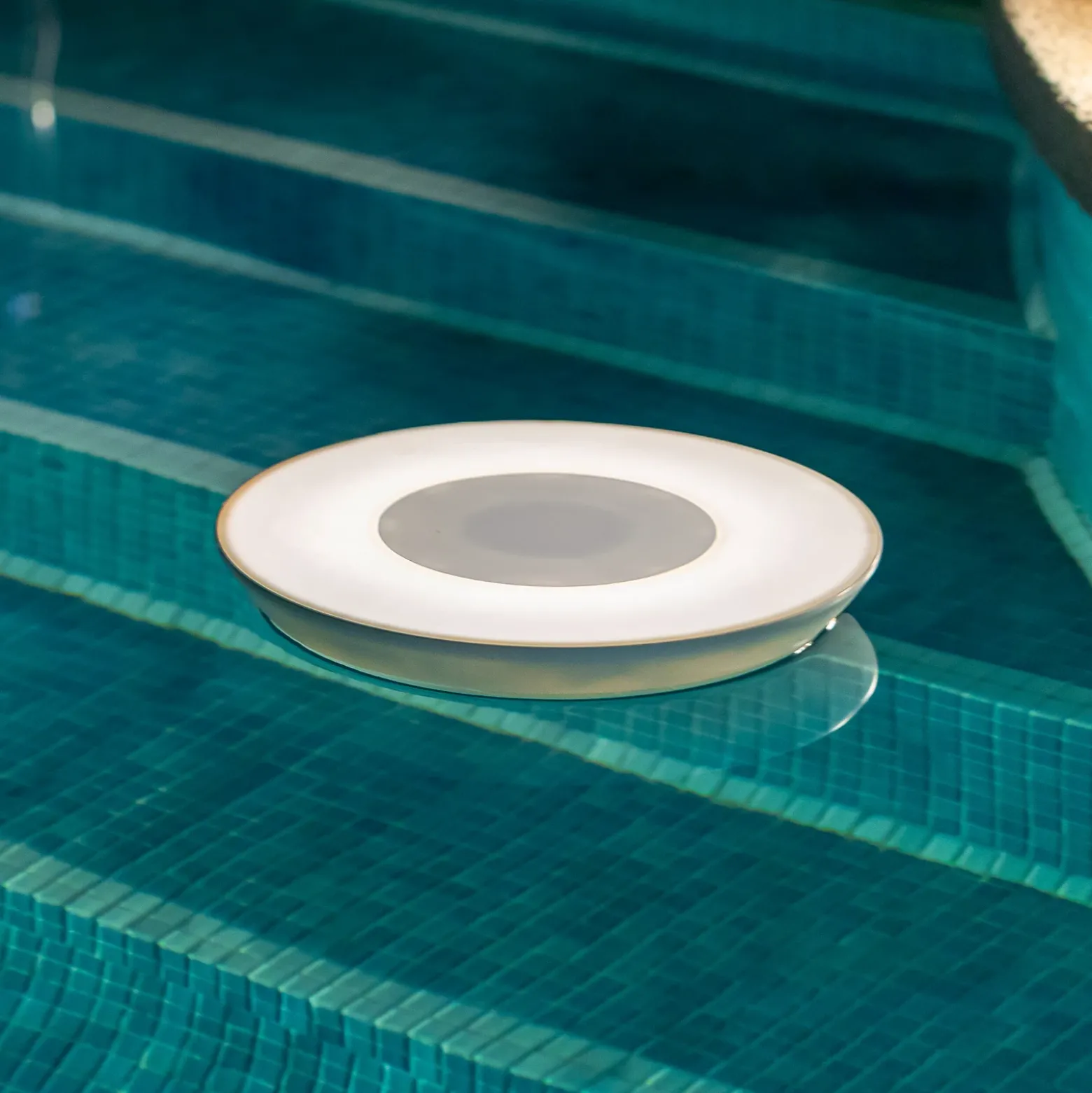 Newgarden Wally Play piscina batería RGBW Speaker