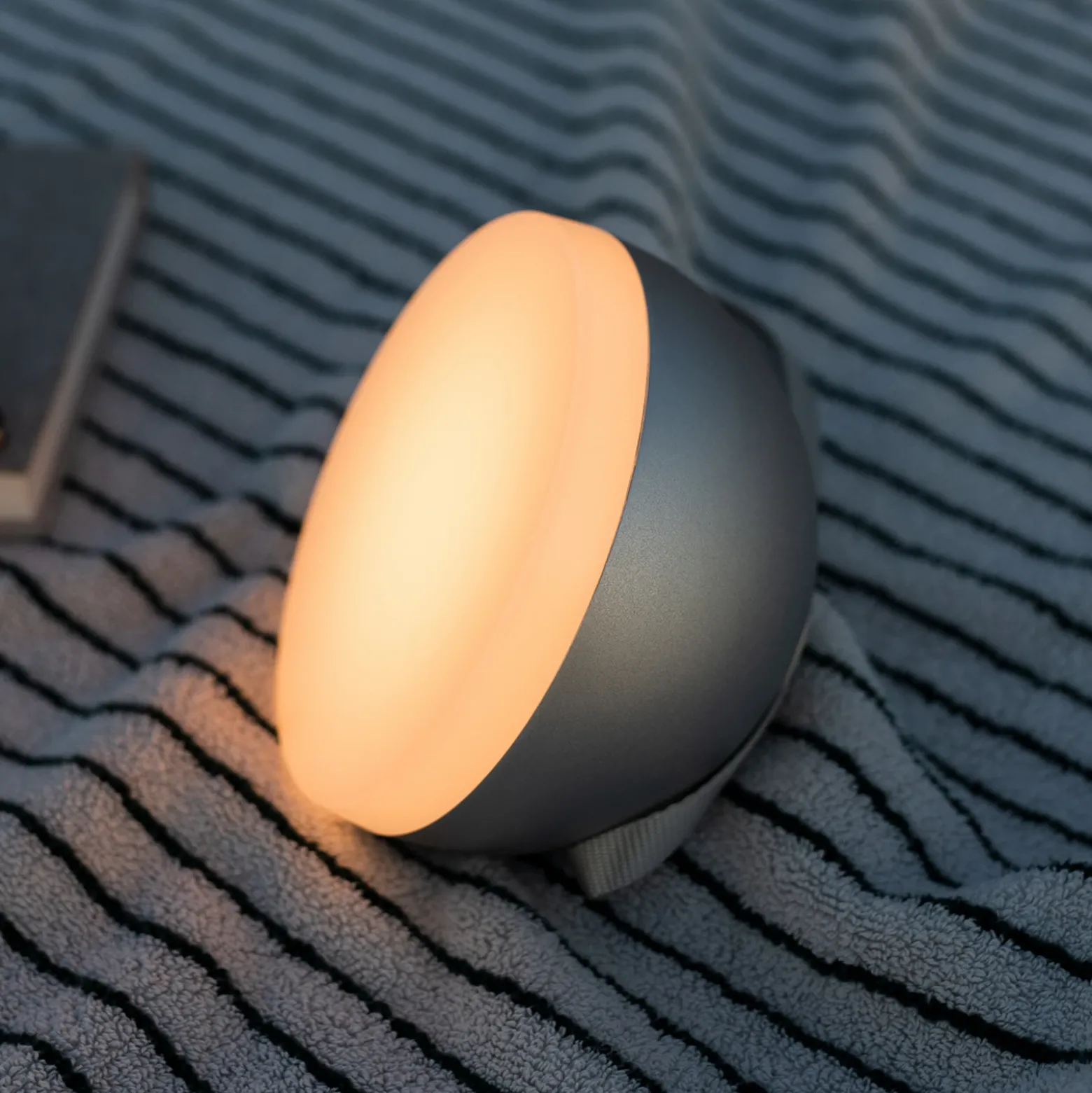 New Works Sphere Linterna LED recargable IP67 gris cálido