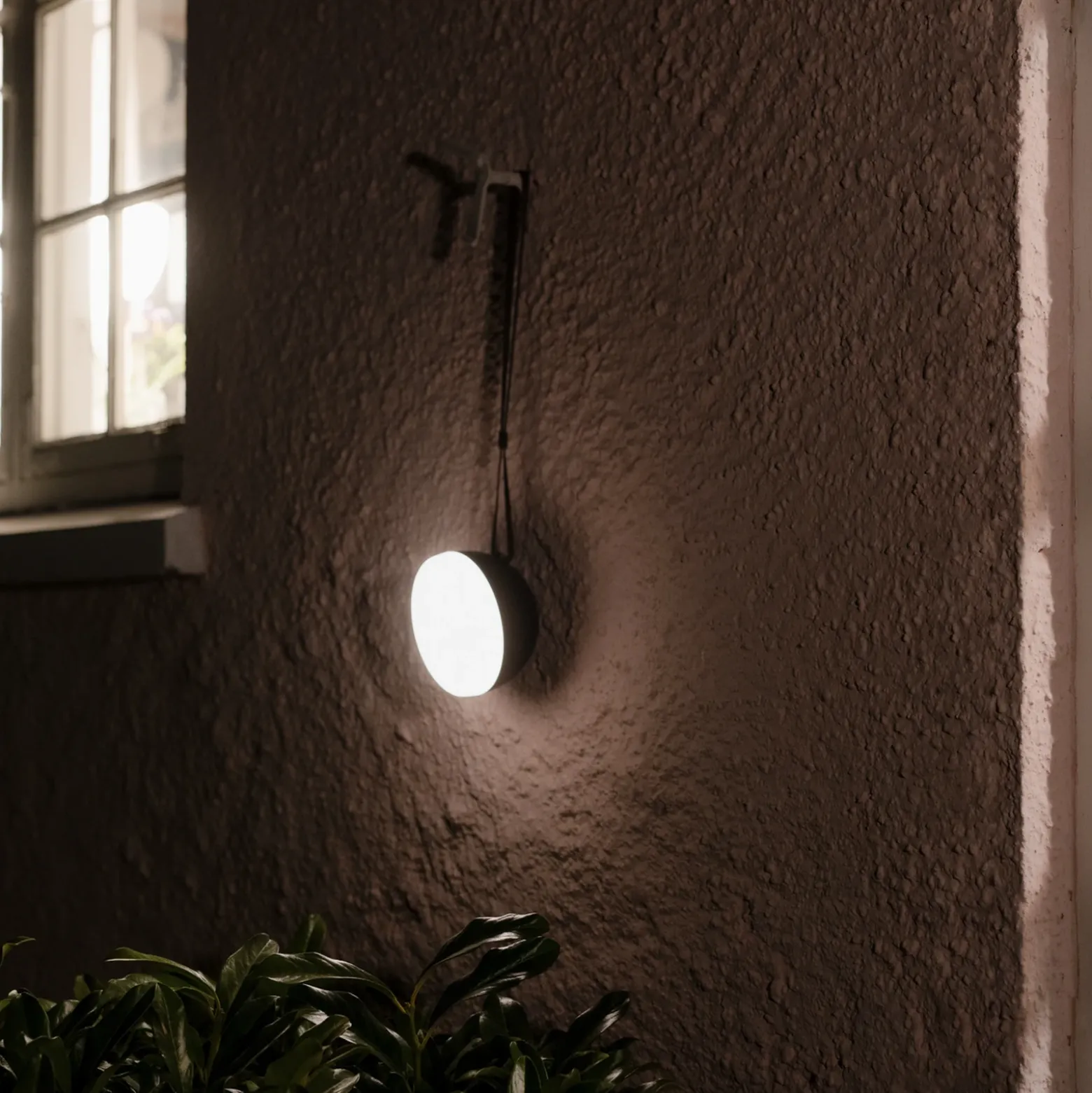 New Works Sphere Linterna LED recargable IP67 bronce oscuro