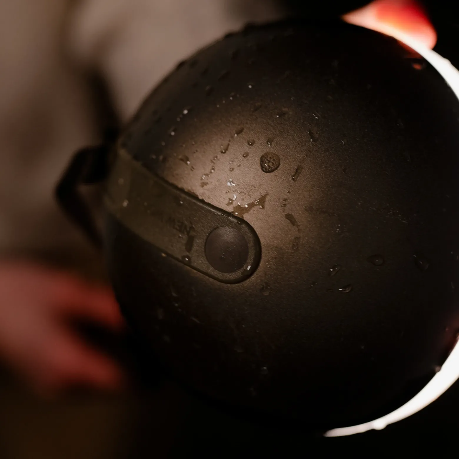 New Works Sphere Linterna LED recargable IP67 bronce oscuro