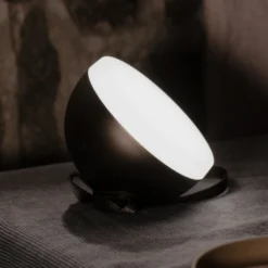 New Works Sphere Linterna LED recargable IP67 bronce oscuro