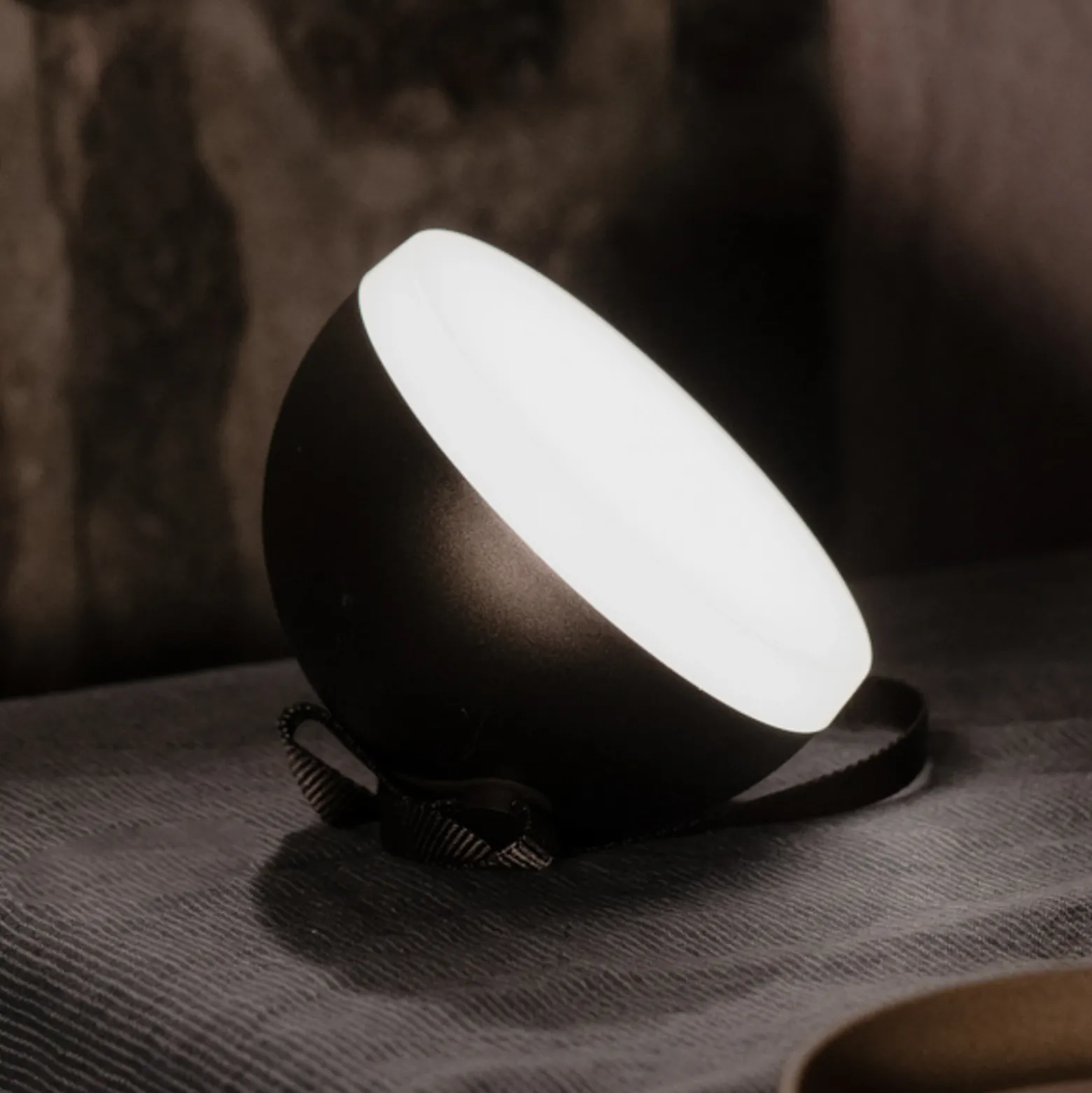 New Works Sphere Linterna LED recargable IP67 bronce oscuro