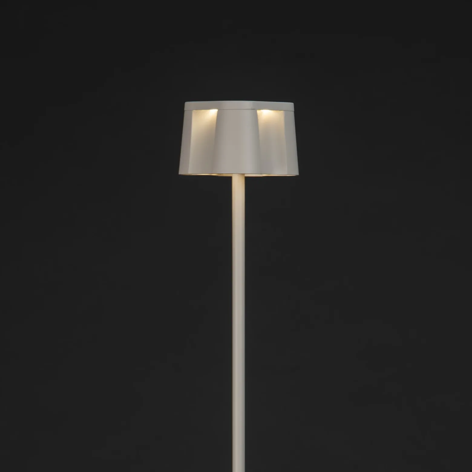 Nice lámpara de pie LED recargable, blanca, aluminio, IP54, atenuador, CCT
