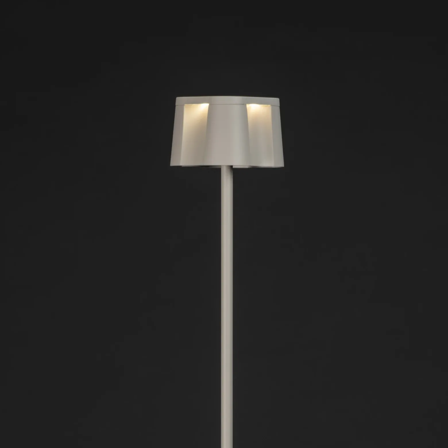 Nice lámpara de pie LED recargable, blanca, aluminio, IP54, atenuador, CCT