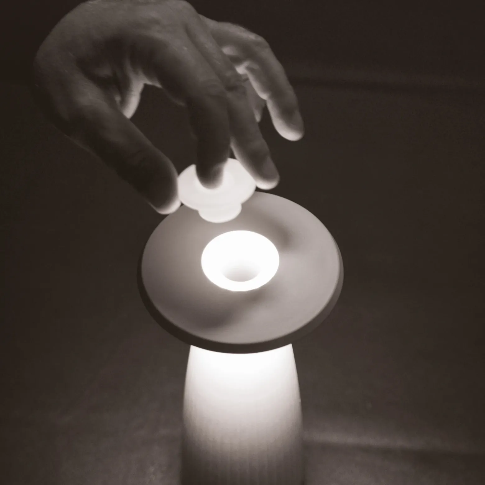 Nuflair lámpara de mesa LED recargable, blanca, IP54, atenuable, 24 cm