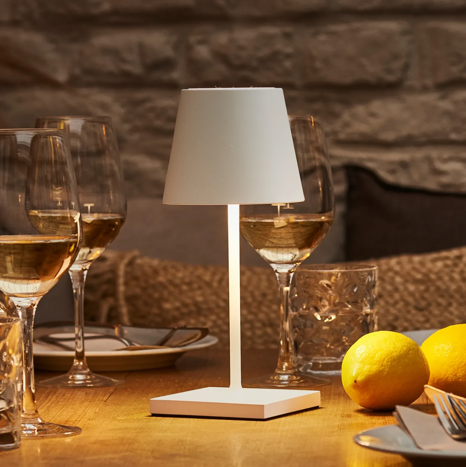 Nuindie mini lámpara de mesa LED recargable, USB-C, blanca, IP54, atenuable