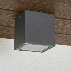 Plafón LED Lucande Tanea, 10 x 10 cm, gris oscuro, IP54