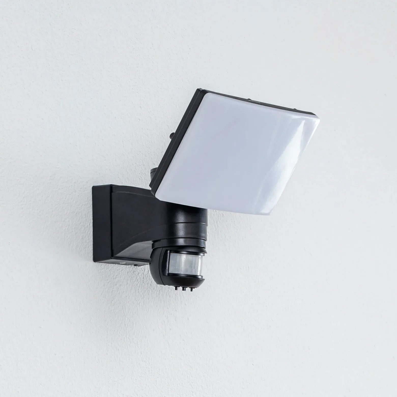 Prios Proyector LED de pared para exteriores Avayah, detector de movimiento,
