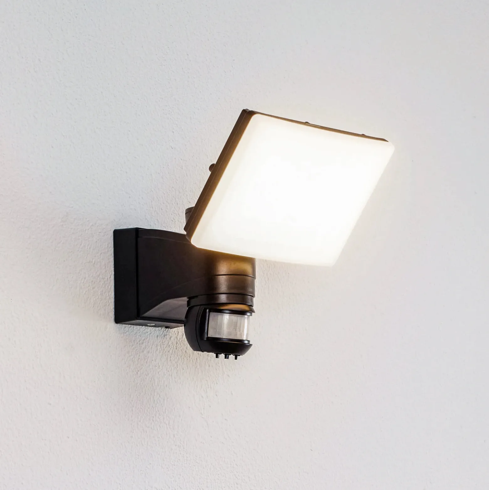 Prios Proyector LED de pared para exteriores Avayah, detector de movimiento,