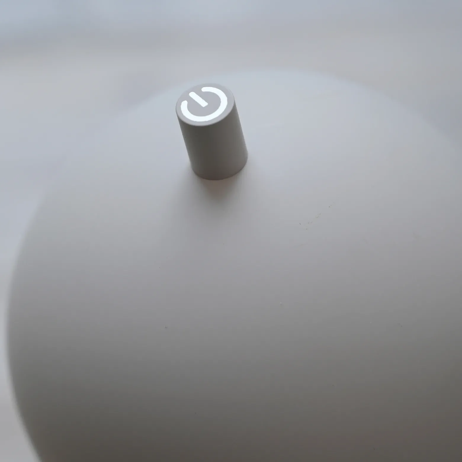 SCHÖNER WOHNEN Lámpara de mesa LED recargable Bellies, brisa de arena, IP54